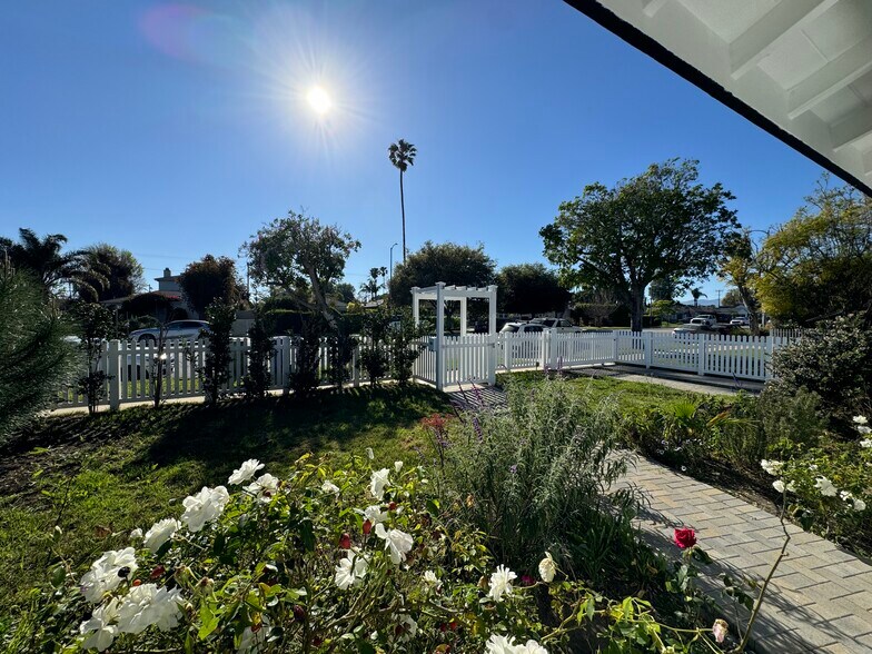 Building Photo - 2754 S Barrington Ave