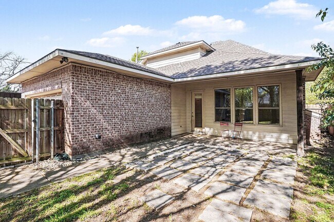 Building Photo - Beautiful home with classic styling, minutes away from Uptown, Oak Lawn, Cityplace, and Lower Gre...