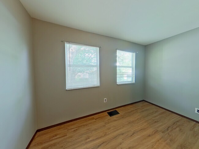 Building Photo - 1633 Veronica Ave