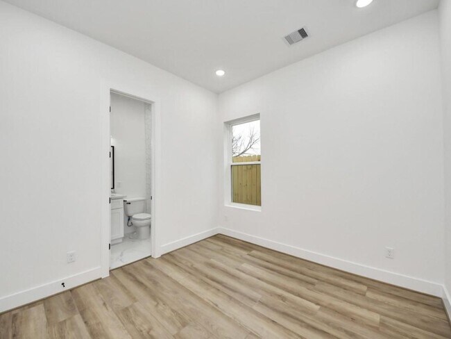 Building Photo - 3915 Tuam St