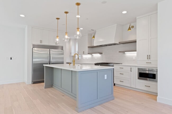 Building Photo - Amazing San Carlos Home