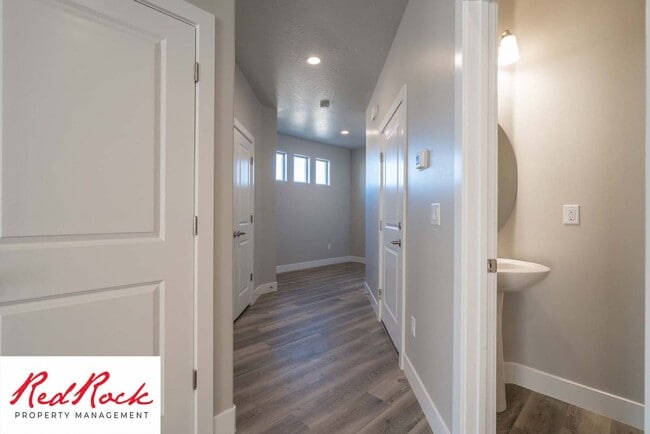 Building Photo - Spacious Townhome in Hurricane Heights