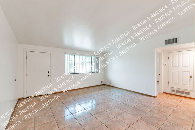 Building Photo - 801 E Holaway Dr