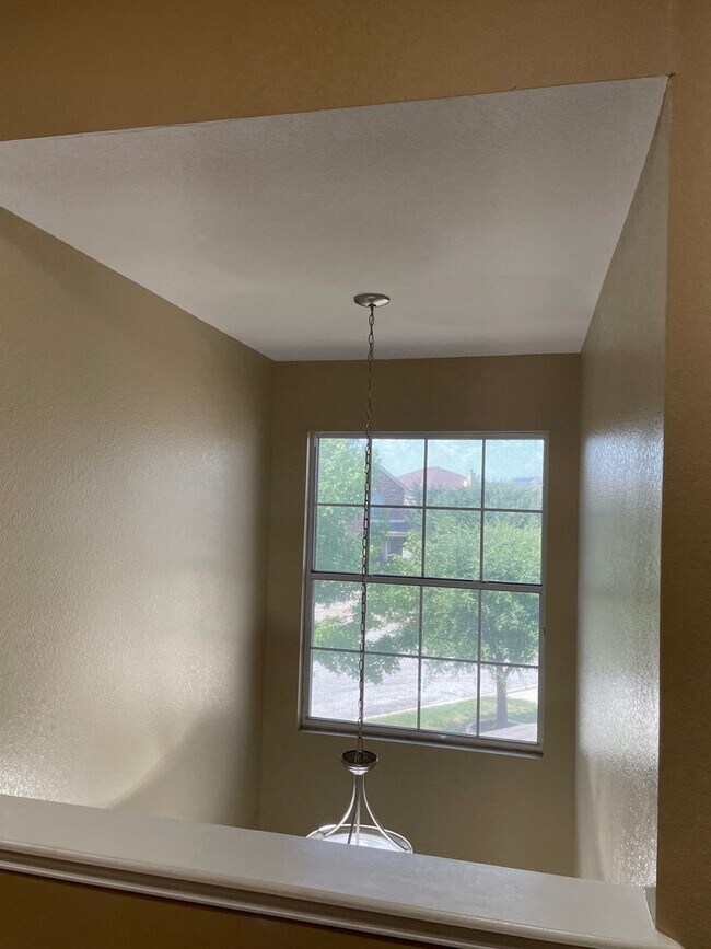 Building Photo - Available Now! Spacious & Well-Maintained ...