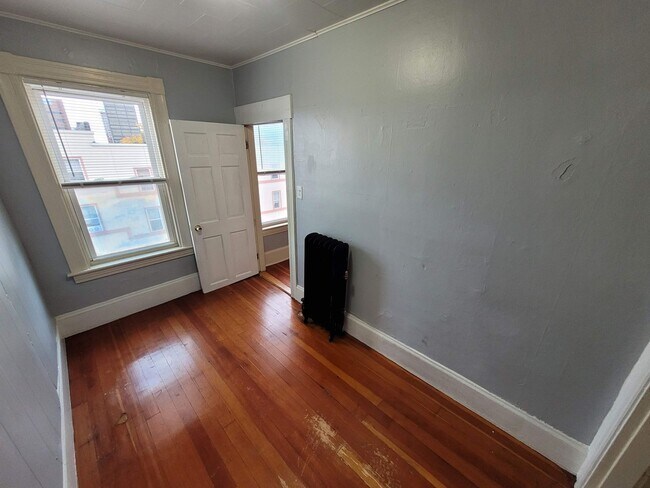 Building Photo - $1400 - All Inclusive Studio / 1 Bath Apar...
