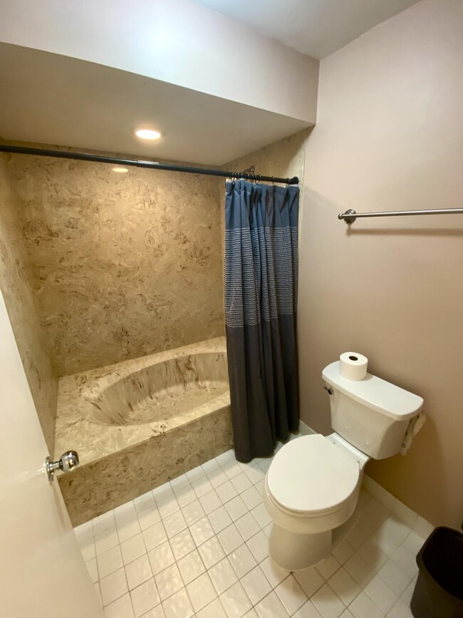 Building Photo - 5859 Fox Hollow Dr