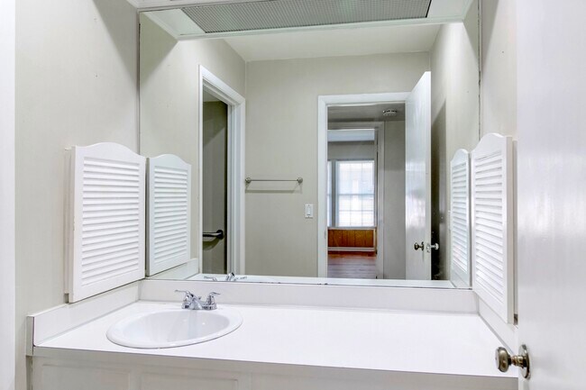 Bath Room - 3000 Hillsboro Pike