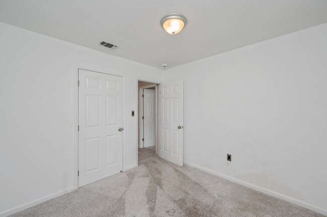 Building Photo - Charming Navarre Home on Nearly Half an Acre