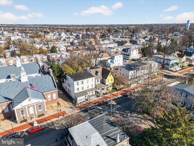 Building Photo - 325 Monmouth St