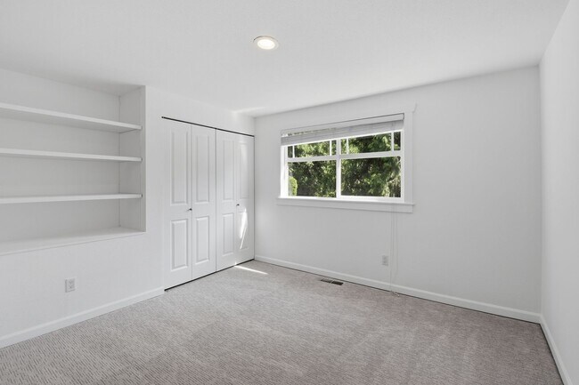 Building Photo - 3bd/2.5ba Bellevue Home