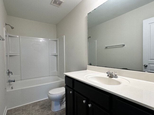 Building Photo - Spacious 3 Bed, 3.5 Bath Townhome in Desirable & Convenient Highland Creek Community!