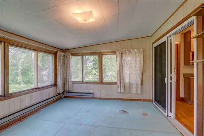 Building Photo - Move in Ready Hill Farms Ranch!
