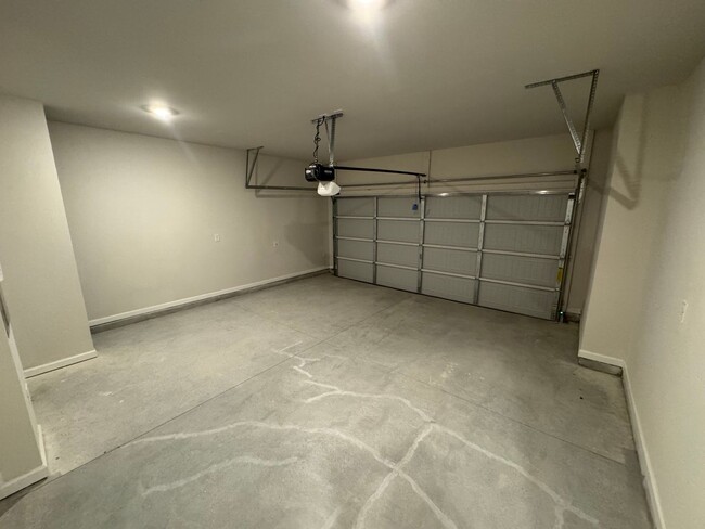 Building Photo - Beautiful 3 Bedroom 3.5 Bath Townhome in L...