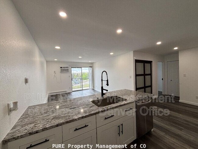 Building Photo - 1150 Golden Cir