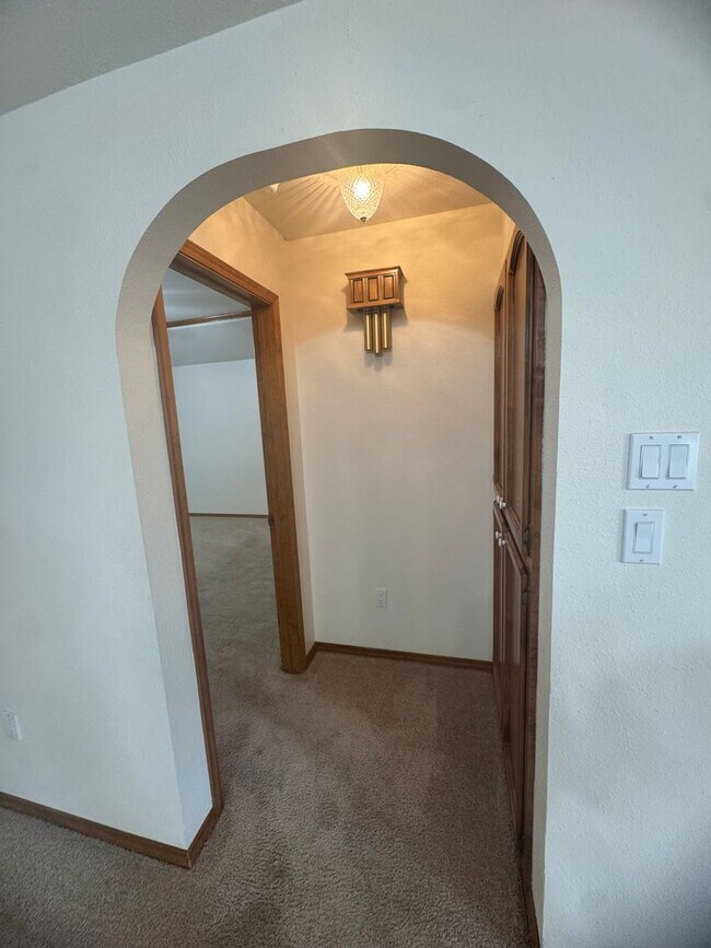 Building Photo - 3Bd 2Bth Home in the Sought-after Colonial...