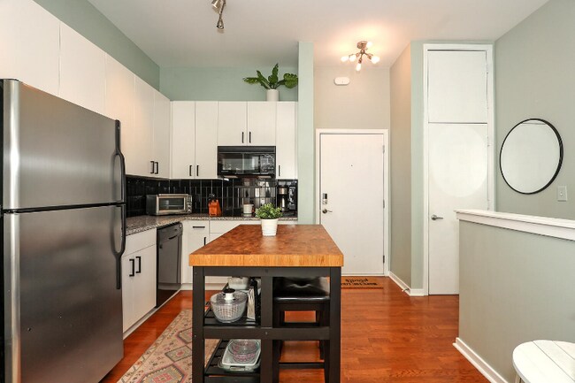 Building Photo - 2125 Southend Dr
