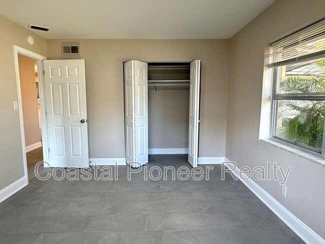 Building Photo - 2489 Del Rio Way