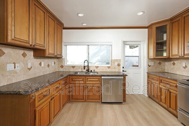 Building Photo - 1827 Hill Dr