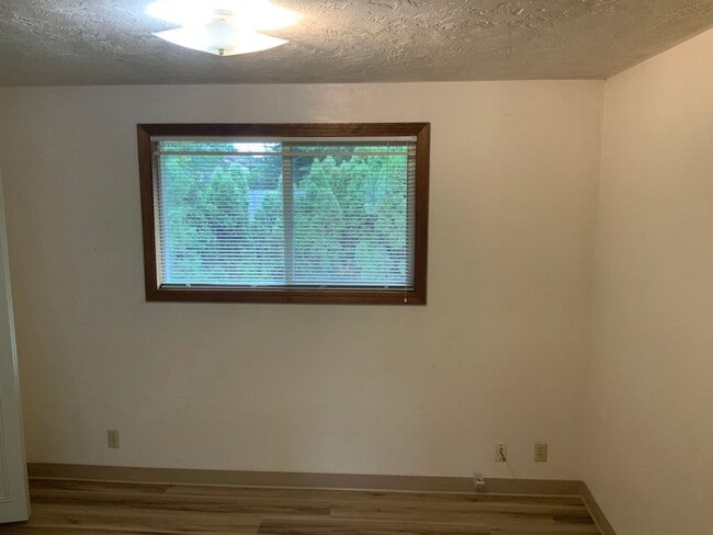 Building Photo - 2 Bedroom Duplex in Cal Young Neighborhood