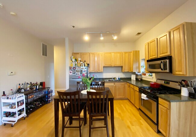 Building Photo - 2915 N Clybourn Ave