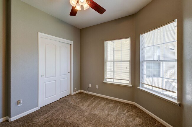 Building Photo - 4666 W Oswego Ave