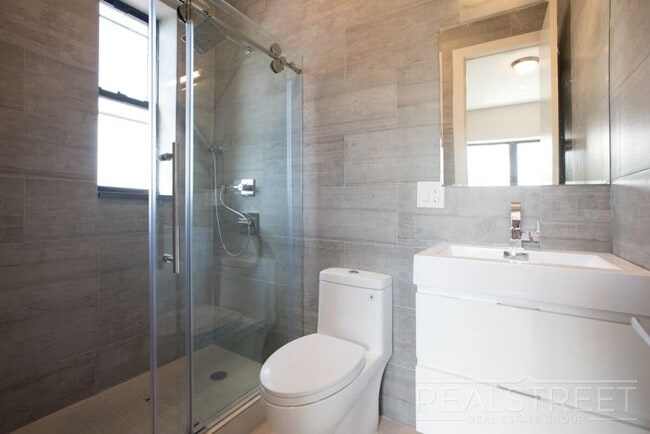 Building Photo - Stunning Large 2 Bed in Crown Heights