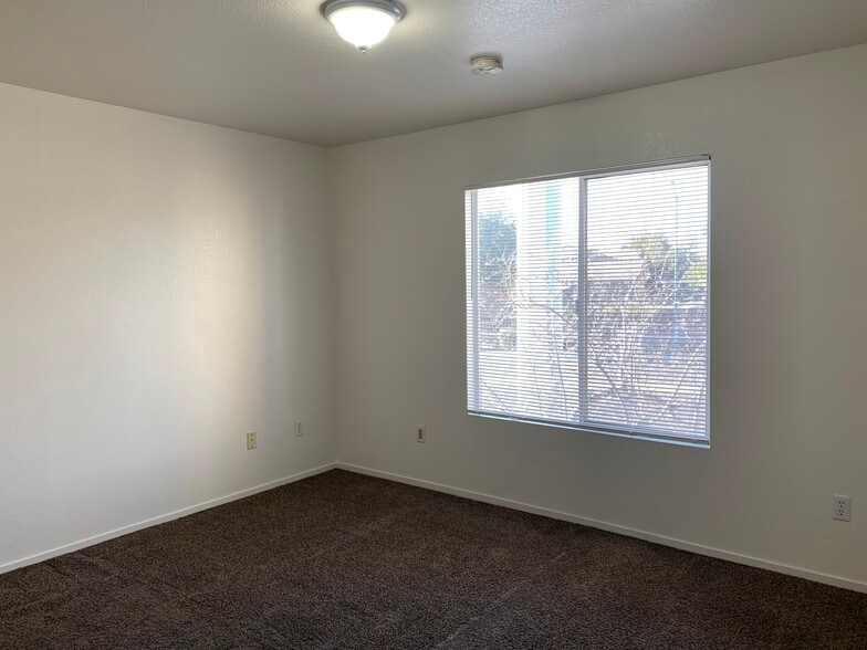 Building Photo - 8070 W Russell Rd