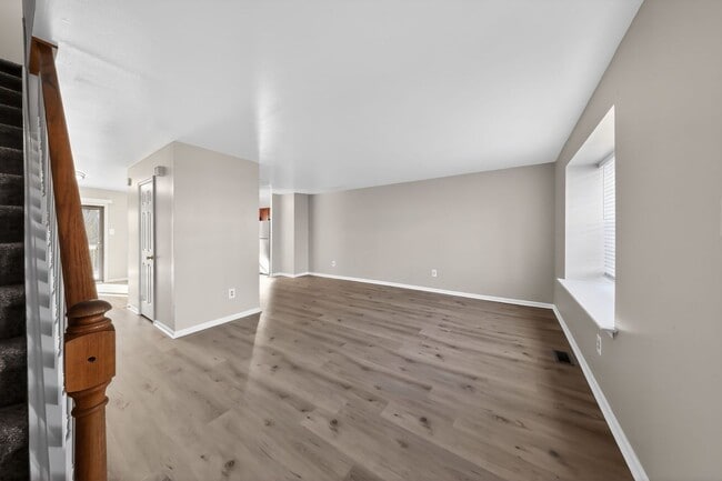 Building Photo - Newly Refinished 2 Bedroom Townhome