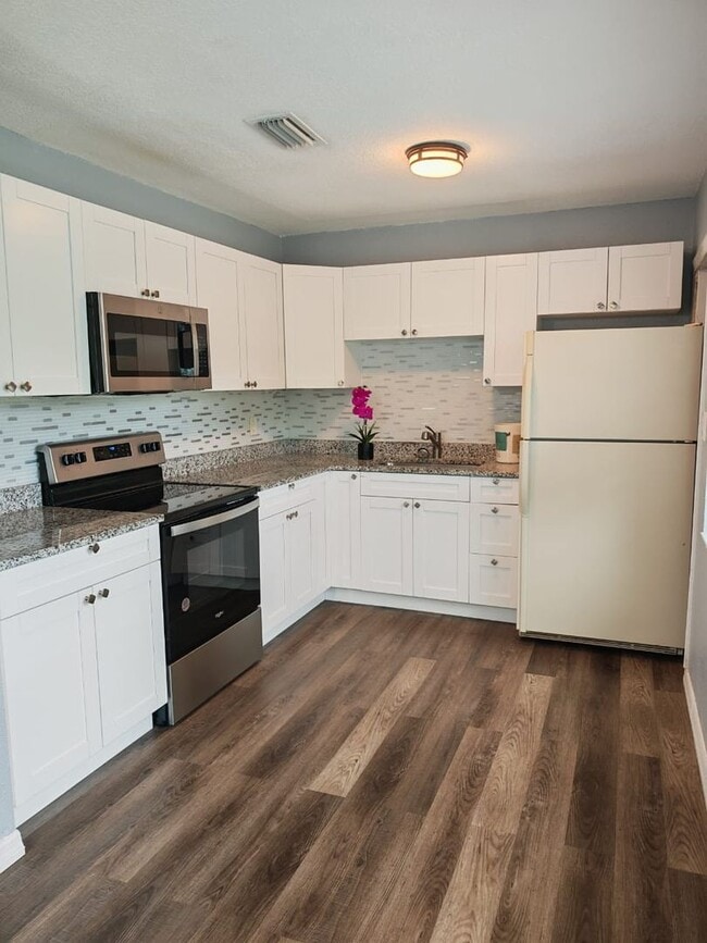 Building Photo - Charming 2-Bedroom Duplex Near Fossil Park...