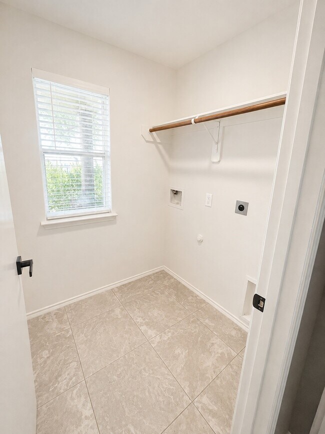 Building Photo - 9227 Shaded Pines Dr