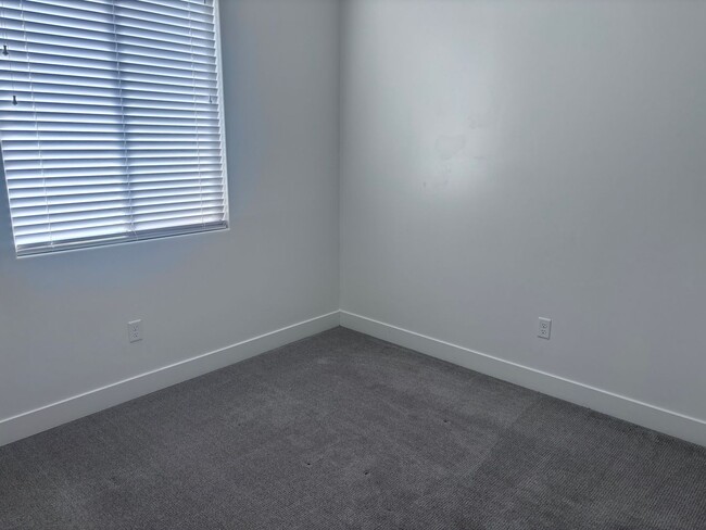 Building Photo - 3 bed | 2.5 bath single story with office