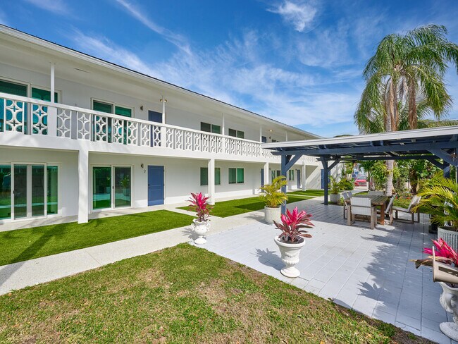 Building Photo - 2649 Lake Dr