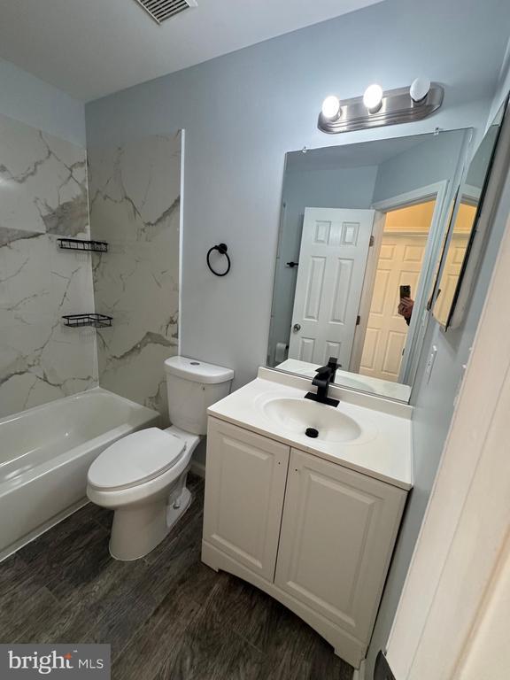 Building Photo - 6007 Rose Bay Dr