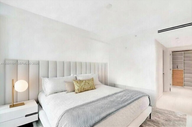 Building Photo - 9901 W Bay Harbor Dr