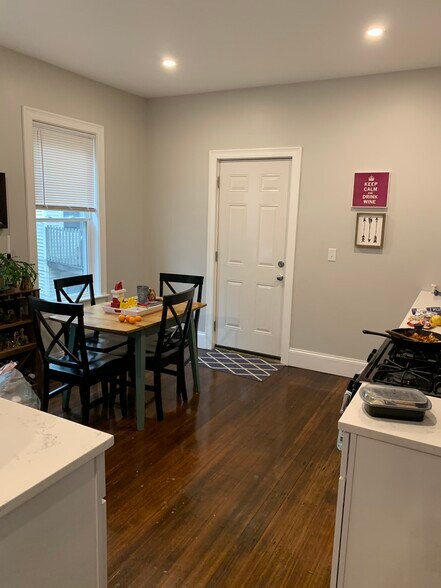 Building Photo - 71 Hillside St