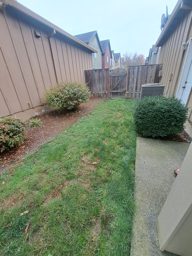 Building Photo - 3 BEDROOM - AC - move in ready Hillsboro