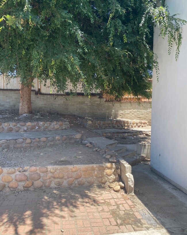 Building Photo - Large House, Close to Campus!!