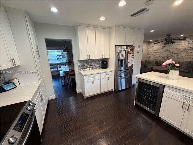 Building Photo - 8907 SW 49th Ct