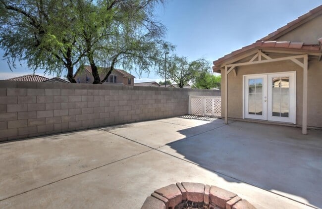 Building Photo - 711 S Roca St