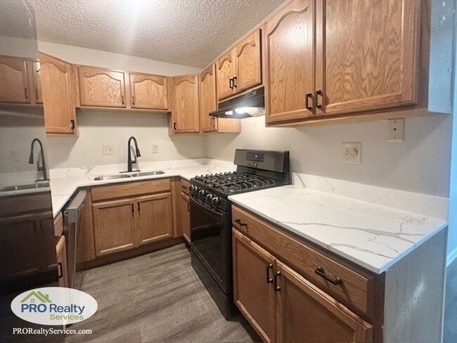 Building Photo - Recently Remodeled Condo **Half off 1 Mont...