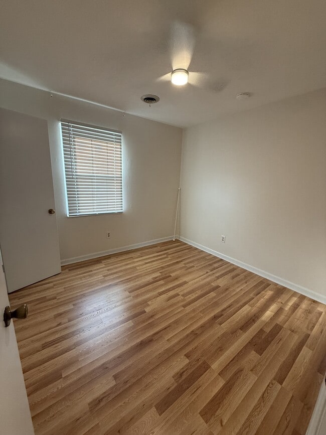 Building Photo - 1710 Greendale Dr NE
