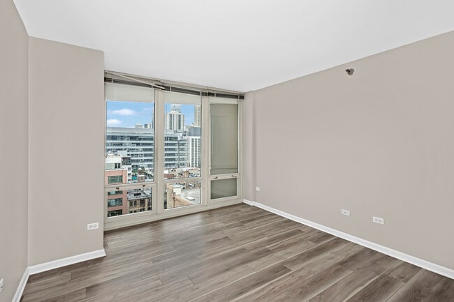 Building Photo - 345 N La Salle Dr