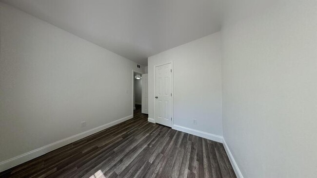 Building Photo - 725 14th Ave S