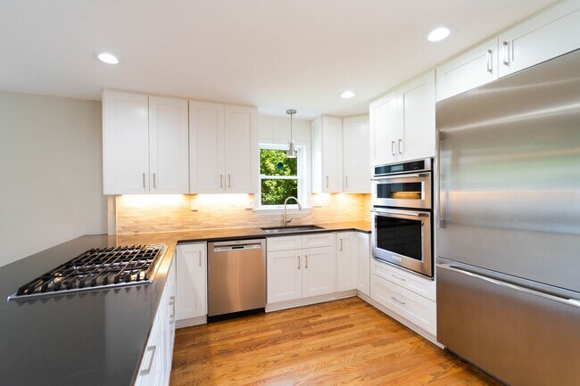 Building Photo - Spacious Split-Level with In-Law Suite & B...