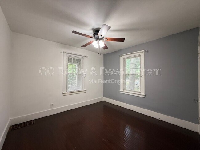 Building Photo - 454 Moseley St