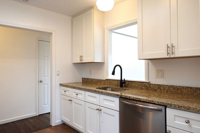 Building Photo - Updated 3 Bedroom / 2 Bath Home