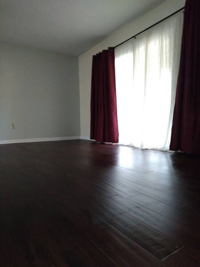 Building Photo - Williams Riverhill