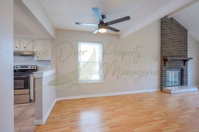 Building Photo - CHARMING TOWNHOME IN LEES SUMMIT!!