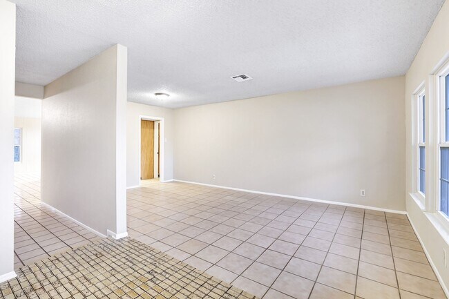 Building Photo - ***MOVE-IN SPECIAL: TWO WEEKS FREE***Single-Story Retreat with Versatile Spaces in Established Ne...