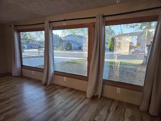 Building Photo - 921 Pasque Dr